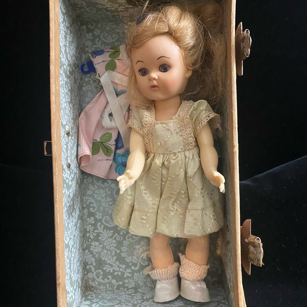 Vintage Joanie Walker Doll in original trunk B5